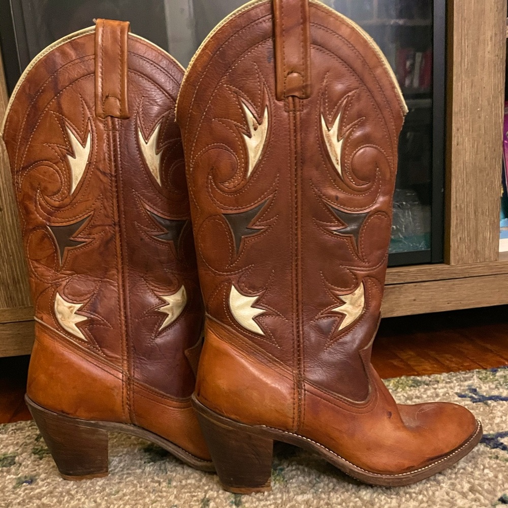 Super rad vintage heeled cowboy leather boots